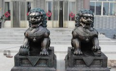 銅獅子雕塑應(yīng)該怎樣擺放？