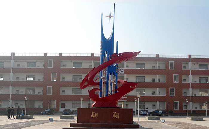 不銹鋼雕塑制作完成之后，需要對(duì)表面進(jìn)行打磨噴漆，這樣才可以獲得想要的表面效果，不銹鋼雕塑打磨噴漆有一些注意事項(xiàng)，下面給大家介紹一下。